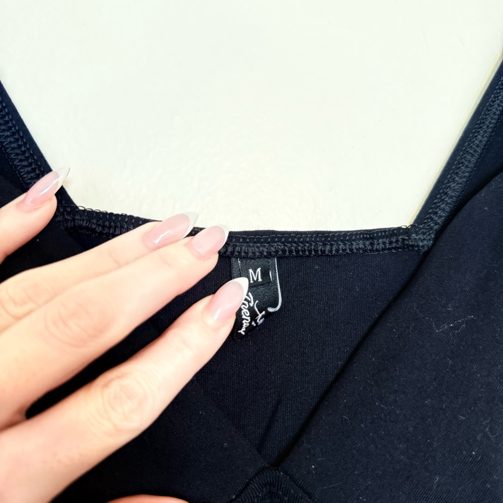 Trendy Queen | Black V-Neck Square-Back Crop Top - Picture 3 of 6